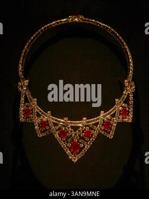 Londra, Regno Unito. Uno degli oggetti della mostra Cartier al Victoria & Albert Museum (V&A). Apre dal 12 aprile 2025 al 16 novembre 2025. 9 aprile 2025. Rif: LMK11-S100425-001 Steve Bealing/Landmark Media WWW.LMKMEDIA.COM Foto Stock