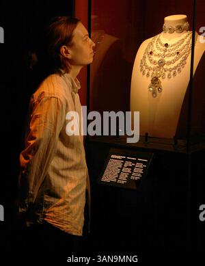 Londra, Regno Unito. Uno degli oggetti della mostra Cartier al Victoria & Albert Museum (V&A). Apre dal 12 aprile 2025 al 16 novembre 2025. 9 aprile 2025. Rif: LMK11-S100425-001 Steve Bealing/Landmark Media WWW.LMKMEDIA.COM Foto Stock