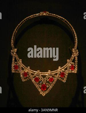 Londra, Regno Unito. Uno degli oggetti della mostra Cartier al Victoria & Albert Museum (V&A). Apre dal 12 aprile 2025 al 16 novembre 2025. 9 aprile 2025. Rif: LMK11-S100425-001 Steve Bealing/Landmark Media WWW.LMKMEDIA.COM Foto Stock