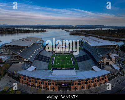 Seattle WA USA - 7 aprile 2025 UW Stadium con ponte 520 Foto Stock