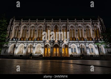 Seattle WA USA - 7 aprile 2025: Biblioteca Suzzalo presso UW di notte Foto Stock