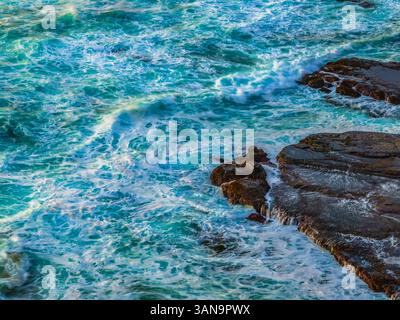 Aerial Sunrise Seascape con onde a Bilgola Beach sulle spiagge settentrionali di Sydney, NSW, Australia. Foto Stock