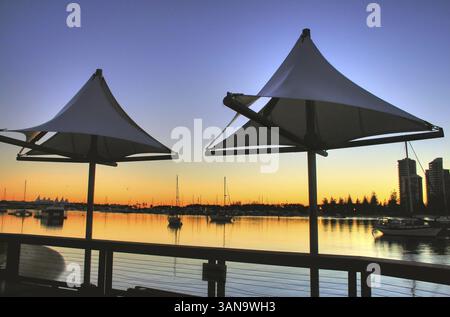 Main Beach, Gold Coast Australia, vista dalle vele ombreggiate a Southport poco prima dell'alba Foto Stock
