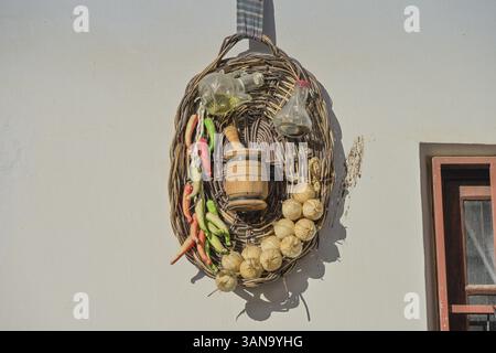 Decorazione su una casa nel centro del vecchio villaggio, ingredienti per Mojo Rojo, Vilaflor, Provincia di Santa Cruz de Tenerife, Tenerife, Isole Canarie, SP Foto Stock