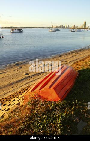 Il Broadwater Gold Coast Australia con Southport e Main Beach sullo sfondo Foto Stock