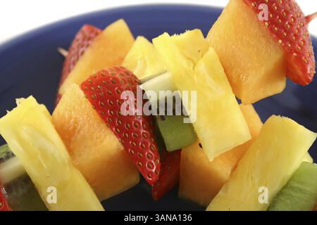 Kebab colorati realizzati con spiedini di frutta fresca Foto Stock