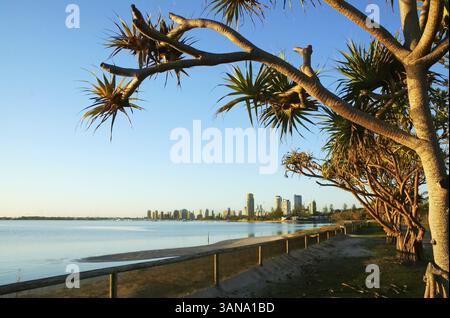 Vista di Southport e Main Beach Australia vista da Labrador Foto Stock