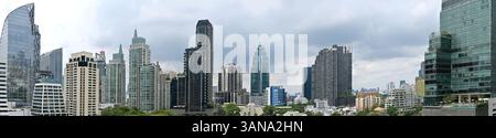 Vista panoramica degli alti e lussuosi condomini residenziali e degli edifici commerciali di Chit Lom e Witthayu Roads nel centro di Bangkok, Thailandia Foto Stock
