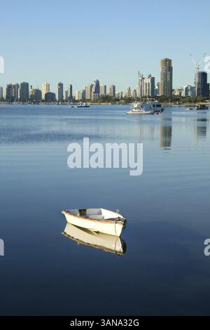 Il Broadwater Gold Coast Australia con Southport e Main Beach sullo sfondo Foto Stock