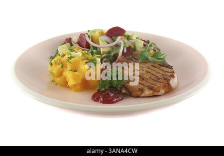 Maiale con zucca e insalata di arancia e barbabietole e avocado Foto Stock