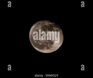 Un primo piano di una luna gibbosa in declino che mostra grandi dettagli della superficie lunare. Foto Stock