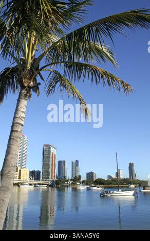 Southport, sulla Gold Coast Australia, vista dall'altra parte del fiume Nerang dalla spiaggia principale Foto Stock
