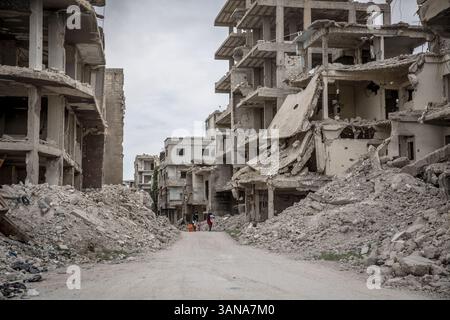 Damasco, Siria. 29 marzo 2025. Una passeggiata in famiglia attraverso le rovine del campo di Yarmouk. I residenti stanno lentamente tornando al campo di Yarmouk, a Damasco, dopo la caduta del regime di Assad lo scorso dicembre. (Credit Image: © Sally Hayden/SOPA Images via ZUMA Press Wire) SOLO PER USO EDITORIALE! Non per USO commerciale! Foto Stock
