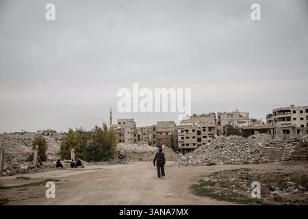 Damasco, Siria. 29 marzo 2025. Un uomo cammina tra le rovine del campo di Yarmouk. I residenti stanno lentamente tornando al campo di Yarmouk, a Damasco, dopo la caduta del regime di Assad lo scorso dicembre. (Credit Image: © Sally Hayden/SOPA Images via ZUMA Press Wire) SOLO PER USO EDITORIALE! Non per USO commerciale! Foto Stock