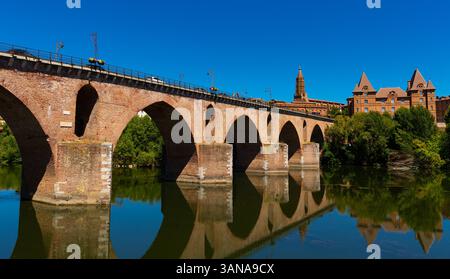 Montauban con ponte e fiume Tarn nel Tarn-et-Garonne Foto Stock