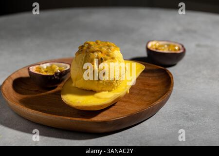 Palla di gelato al mango e alla frutta della passione Foto Stock