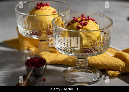 Palla di gelato al mango e alla frutta della passione Foto Stock
