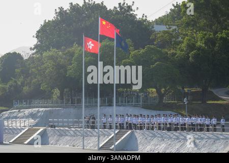 Hong Kong, Cina. 15 aprile 2025. Una cerimonia di innalzamento della bandiera si tiene per celebrare la decima giornata di educazione alla sicurezza nazionale presso l'Hong Kong Police Force College il 15 aprile 2025 a Hong Kong, in Cina. Hong Kong ha segnato la sua decima giornata nazionale di educazione alla sicurezza il 15 aprile, con una serie di attività che si terranno in tutta la città per sensibilizzare l'opinione pubblica sulla sicurezza nazionale. Crediti: Chen Yongnuo/China News Service/Alamy Live News Foto Stock
