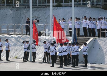 Hong Kong, Cina. 15 aprile 2025. Una cerimonia di innalzamento della bandiera si tiene per celebrare la decima giornata di educazione alla sicurezza nazionale presso l'Hong Kong Police Force College il 15 aprile 2025 a Hong Kong, in Cina. Hong Kong ha segnato la sua decima giornata nazionale di educazione alla sicurezza il 15 aprile, con una serie di attività che si terranno in tutta la città per sensibilizzare l'opinione pubblica sulla sicurezza nazionale. Crediti: Chen Yongnuo/China News Service/Alamy Live News Foto Stock