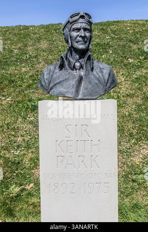 Statua del maresciallo capo dell'aria Sir Keith Rodney Park al Battle of Britain Memorial, Capel-le-Ferne, Kent, Regno Unito Foto Stock