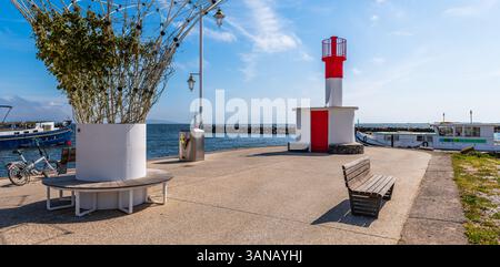 Semaforo rosso a Marsiglia, in Hérault, in Occitanie, Francia Foto Stock