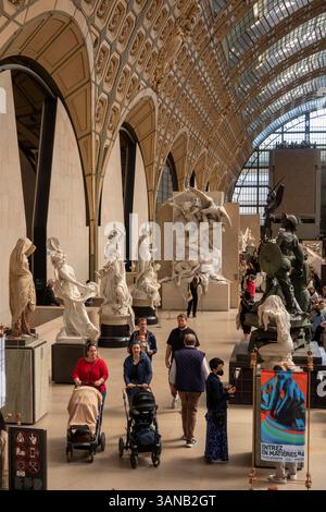 Francia, Parigi, interno della galleria d'arte del Musee d'Orsay, terrazza con sculture al 2° piano Foto Stock