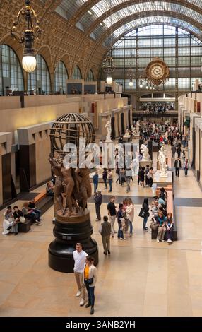 Francia, Parigi, l'interno della galleria d'arte del Musee d'Orsay, vista sopraelevata del vicolo centrale delle sculture Foto Stock
