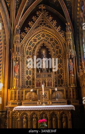Francia, Parigi, quartiere Latino, Rue Clovis, Eglise Saint-Etienne-du-Mont, chiesa, altare sulla tomba di Santa Genevieve, patrona di Parigi Foto Stock