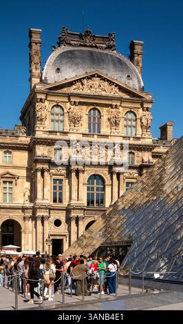 Francia, Parigi, Museo del Louvre, i visitatori fanno la fila per entrare all'entrata della Piramide dal Padiglione Richelieu Foto Stock