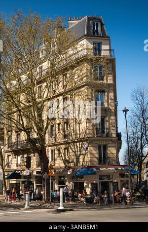 Francia, Parigi, Buttes Chaumont, Rue Botzaris, elegante edificio e caffetteria all'incrocio di Rue des Alouettes Foto Stock