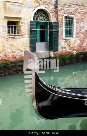 Prua di ferro di una gondola, Venezia, Veneto, Italia Foto Stock