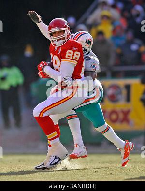 21 dicembre 2008: Il tight end Tony Gonzalez n. 88 dei Kansas City Chiefs viene placcato da dietro dalla safety Yeremiah Bell n. 37 dei Miami Dolphins durante il primo quarto all'Arrowhead Stadium di Kansas City, Missouri. (Immagine di credito: © Peter Aiken/Cal Sport Media) Foto Stock