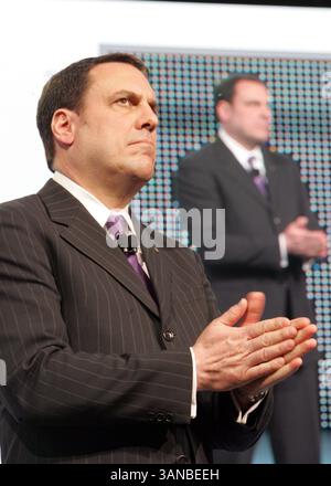 11 gennaio 2010 - Detroit, mi, USA - Mark Reuss, presidente della General Motors, presenta la presentazione delle concept car GMC Granite Buick Regal RS e GMC Acadia Denali durante il North American International Auto Show tenutosi al Cobo Center di Detroit, Michigan. Detroit, lunedì 11 gennaio 2010. ANDRE J. JACKSON/Detroit Free Press. (Immagine di credito: © Detroit Free Press/ZUMApress.com) Foto Stock