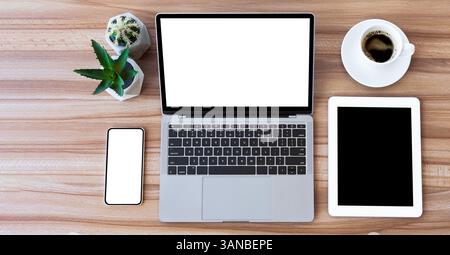 Disposizione piatta di laptop, smartphone e tablet con schermo vuoto Foto Stock