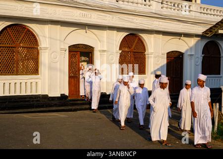 Sri Lanka, provincia meridionale, distretto di Galle, Galle, città vecchia, sito patrimonio dell'umanità dell'UNESCO, gli studenti coranici lasciano la Moschea Meeran Jumma Foto Stock