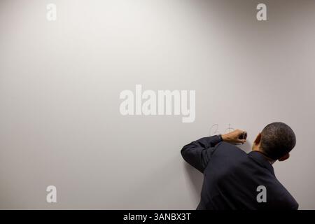 16 febbraio 2010 - Lanham, Maryland, Stati Uniti - il presidente BARACK OBAMA firma un muro bianco durante un tour della sede centrale della International Brotherhood of Electricians (IBEW) Local 26. (Immagine di credito: © Pete Souza/The White House/ZUMApress.com) Foto Stock