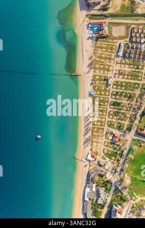 Vista aerea del campeggio vuoto sulla spiaggia di Baska, isola di Krk, Croazia. Foto Stock