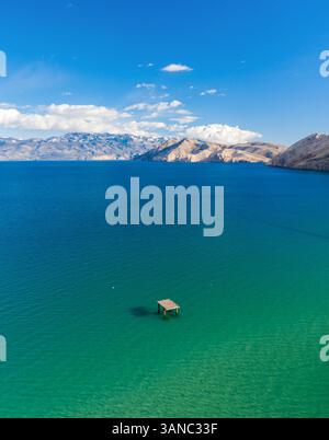Vista aerea del pontile vuoto con gabbiani a Baska, isola di Krk, Croazia. Foto Stock