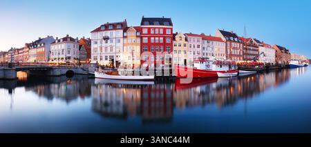 Panorama del canale di Copenaghen Nyhavn di notte, Danimarca Foto Stock