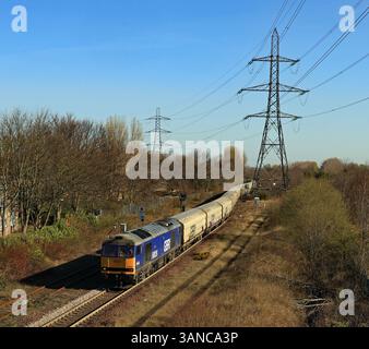 La locomotiva GBRf n. 60026 passa per Green Lane Junction mentre lascia il porto di Tyne con il suo treno di carri di massa bio caricati fino alla centrale elettrica di Lynemouth Foto Stock