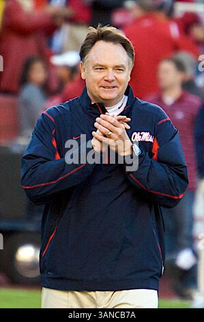 25 ottobre 2008, Ole Miss Head Coach Houston Nutt torna a Fayetteville per la prima volta come visitatore. . Gli Ole Miss Rebels sconfissero gli Arkansas Razorbacks 23-21 a Fayetteville, AR. Richey Miller/CSM (immagine di credito: © Cal Sport Media/ZUMA Press) Foto Stock