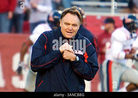 25 ottobre 2008, Ole Miss Head Coach Houston Nutt torna a Fayetteville per la prima volta come visitatore. . Gli Ole Miss Rebels sconfissero gli Arkansas Razorbacks 23-21 a Fayetteville, AR. Richey Miller/CSM (immagine di credito: © Cal Sport Media/ZUMA Press) Foto Stock