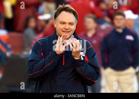 25 ottobre 2008, Ole Miss Head Coach Houston Nutt torna a Fayetteville per la prima volta come visitatore. . Gli Ole Miss Rebels sconfissero gli Arkansas Razorbacks 23-21 a Fayetteville, AR. Richey Miller/CSM (immagine di credito: © Cal Sport Media/ZUMA Press) Foto Stock
