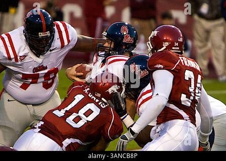 25 ottobre 2008, Ole Miss QB Jevan Snead #4 viene abbattuto da Adrian Davis #18 Arkansas's Rush End.The Ole Miss Rebels sconfisse gli Arkansas Razorbacks 23-21 a Fayetteville, AR. Richey Miller/CSM (immagine di credito: © Cal Sport Media/ZUMA Press) Foto Stock
