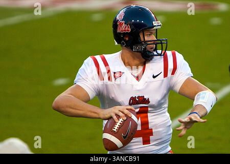 25 ottobre 2008, Ole Miss QB Jevan Snead n. 4 si riscalda..The Ole Miss Rebels sconfisse gli Arkansas Razorbacks 23-21 a Fayetteville, AR. Richey Miller/CSM (immagine di credito: © Cal Sport Media/ZUMA Press) Foto Stock
