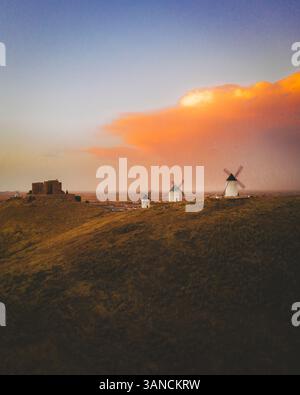 Vista aerea dei vecchi mulini a vento sulla cima di Consuegra al tramonto, Castilla la Mancha, Spagna. Foto Stock