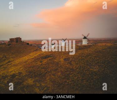 Vista aerea dei vecchi mulini a vento sulla cima di Consuegra al tramonto, Castilla la Mancha, Spagna. Foto Stock