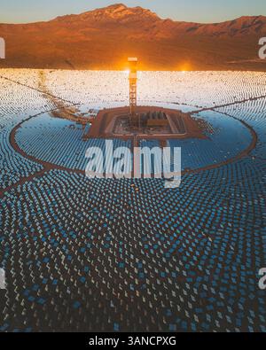 Vista aerea di un impianto solare termico concentrato all'alba, Mojave Desert, California, vicino a Las Vegas, Stati Uniti. Foto Stock