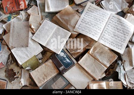 19 aprile 2007 - Pripyat, Ucraina - libri danneggiati dal tempo sono sparsi sul pavimento dell'ex biblioteca cittadina di Pripyat, Ucraina, la città abbandonata accanto alla centrale nucleare di Chernobyl. Pripyat, una città sovietica chiusa con una popolazione di 49.360, fu costruita per ospitare i lavoratori della centrale nucleare di Chernobyl a un miglio di distanza. Oggi Pripyat è una spaventosa città fantasma. Sorprendentemente, Chernobyl è diventata una delle destinazioni turistiche più calde dell'Ucraina. La biblioteca è un sito popolare - i turisti visitano qui ogni settimana durante le escursioni guidate nella zona di esclusione. (Immagine di credito: © Michael Forster Rothba Foto Stock
