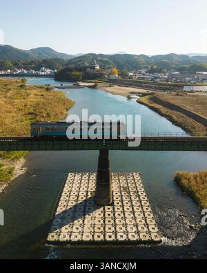 Vista aerea di un treno di fronte al castello di Ozu durante la stagione koyo, Ozu, Ehime, Shikoku, Giappone. Foto Stock